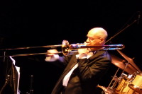 <strong>Paul van Egmond</strong> - Trombone en tuba<br /><p>De warmte van het koper mag niet ontbreken in een programma met de liedjes van Toon Hermans. Deze unieke klankkleur wordt verzorgd door trombonist Paul van Egmond. Hij studeerde af aan het Koninklijk Conservatorium in Den Haag bij Arthur B. Moore en Bart van Lier.&nbsp; Paul speelde&nbsp;in orkesten als&nbsp;The New London Orchestra (met Tom Parker), de Glenn Weisz Band,&nbsp;Maiden Voyage en&nbsp;de&nbsp;Big Band van Koos Mark (bekend van 'Dancing with the Stars'). Naast trombone&nbsp;speelt Paul in 'Tour de Toon'&nbsp;op een bijzonder blaasinstrument:&nbsp;een euphonium.&nbsp;Dit is een&nbsp;specifieke variant van de tuba.&nbsp;Geen eenvoudig instrument om te 'beblazen'.&nbsp;Maar&nbsp;Paul van Egmond weet daar wel raad mee!</p>